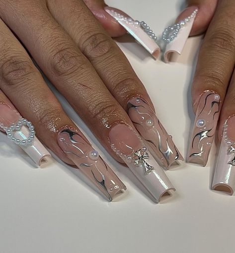 Source @nailsbymexyy Nails Y2k, Chrome Nails Designs, Easy Nails, Grunge Nails, Y2k Nails, Pearl Nails, Unique Acrylic Nails, Nail Swag, Bling Acrylic Nails