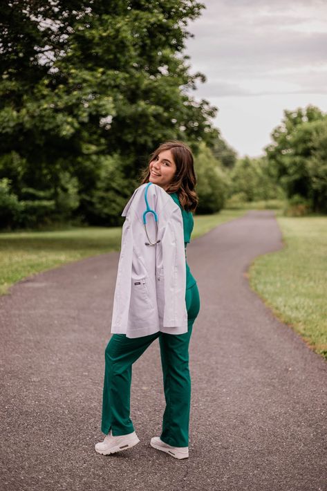 RN photo shoot Nurse Student Photoshoot, Np Graduation Pictures, Doctor Graduation Photoshoot, Masters Photoshoot, Nursing School Graduation Pictures, Foto Doctor, Nursing Pictures, Nurse Pics, Nursing Graduation Pictures