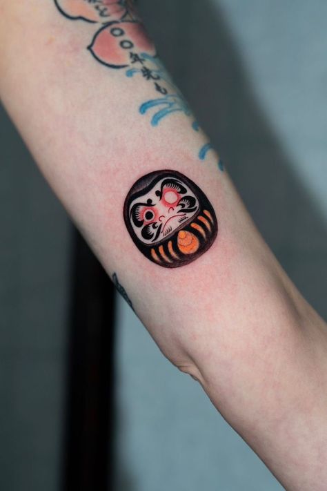 Small Daruma Tattoo, Cute Daruma Tattoo, Japanese Daruma Tattoo Design, Daruma Doll Tattoo Design, Daruma Tattoo Design, Tattoo In Color, Kokeshi Tattoo, Tattoo Daruma, Daruma Tattoo