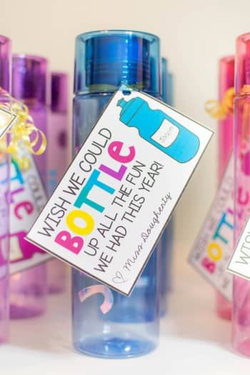 Water Bottle Gift Tag: End of Year *Personalize it! | TPT End Of The Year Gifts For Preschoolers, Water Bottle Gift Tag, End Of Year Gifts For Students Preschool, Preschool Graduation Gift Ideas, Teacher Water Bottle Gift, Student Gifts End Of Year, Graduation Crafts Preschool, Preschool Graduation Theme, Bottle Gift Tags