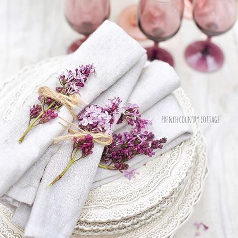 French Country Cottage (@frenchcountrycottage) • Instagram photos and videos Purple Table Settings, Romantic Table Setting, Fancy Table, Romantic Table, Romantic Homes, French Country Cottage, Lavender Wedding, Romantic Dinners, Deco Table