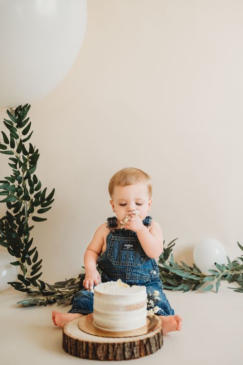 Baby Boy Smash Cake Pictures, Boy Cake Smash Photos, Birthday Smash Cake Boy, Cake Smash Photos Boy, Simple 1st Birthday Photoshoot, Simple Cake Smash, Cake Smash Boy, Simple First Birthday, Boy Cake Smash