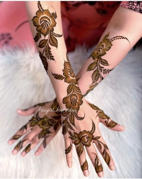 Khaleeji Henna Designs Dubai, Henna Design Bridal, Khaleeji Henna Designs, Henna For Eid, Minimalist Henna, Khaleeji Henna, Henna Designs Back, Arabic Henna Designs, Floral Henna Designs