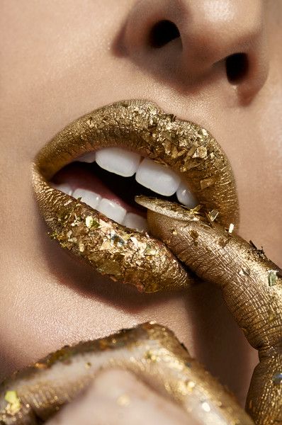 Makeup Artist Quotes, Makeup Gold, Lip Wallpaper, Barbie Makeup, Best Makeup Artist, All That Glitters Is Gold, Dental Art, Fall Makeup Looks, Gold Lips