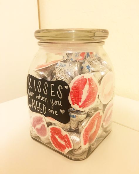 Kisses in a jar #kisses #jar #hershey #samfindme Hershey Kisses Gifts, Valentine Mason Jar, Kiss Gift, Kartu Valentine, Birthday Gifts For Boyfriend Diy, Bf Gifts, Creative Gifts For Boyfriend, Cute Couple Gifts