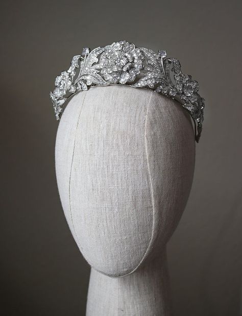 Royal Jewelry Aesthetic, Royal Tiaras And Crowns, Royal Headpiece, Unique Tiara, Lovers Knot Tiara, Tiara Accessories, Royal Crown Jewels, Victorian Accessories, Bridal Tiaras