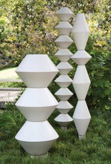 Outdoor pottery Auckland Art Gallery, White Sculpture, Garden Totem, Garden Totems, Retro Renovation, Garden Art Sculptures Diy, California Design, Garden Art Sculptures, Outdoor Sculpture