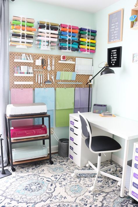 Home Office Cricut Ideas, Cricut Home Office, Simply Tidy Craft Room, Craft Room Ideas Cricut, Craft Corner Ideas Small Spaces, Craft Room Peg Board, Small Space Craft Room, Small Craft Room Ideas, Cricut Setup