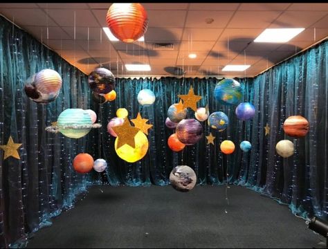 Space Theme Prom Ideas, Outer Space Theme Decorations, Space Room Decoration, Planets Decorations Space Theme, Universe Decoration Ideas, Space Backdrop Diy, Outer Space Decorations Diy, Space Theme Event Decor, School Event Theme Ideas