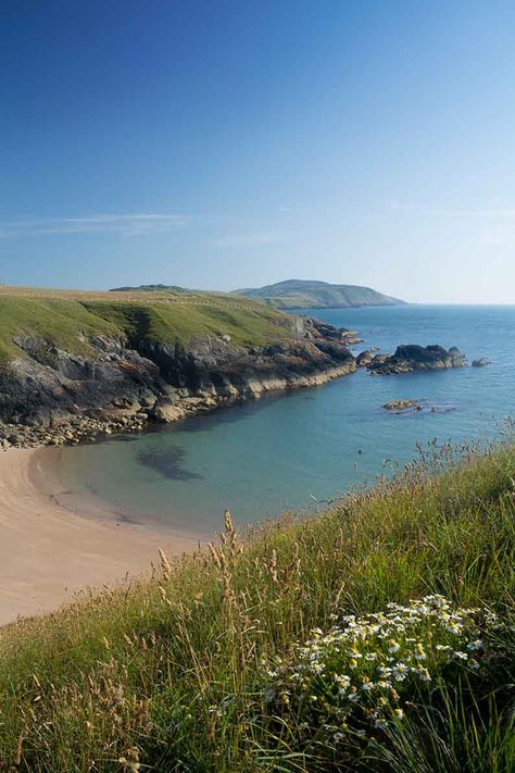 Hidden gems of the North Wales coast - Llŷn Peninsula Beaches - delveintowales North Wales Coast, Llyn Peninsula North Wales, Lleyn Peninsula, Wales Coast, Wales Beach, British Holidays, Wales Travel, Visit Wales, Uk Holidays