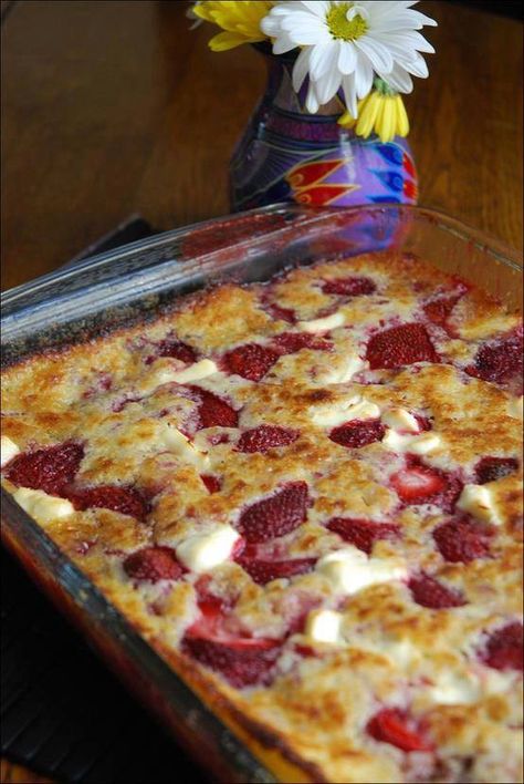 Cream Cheese Cobbler, Strawberry Cream Cheese Cobbler, Strawberry Cobbler, Strawberry Cream Cheese, Strawberry Cream, Think Food, Köstliche Desserts, Yummy Sweets, How Sweet Eats