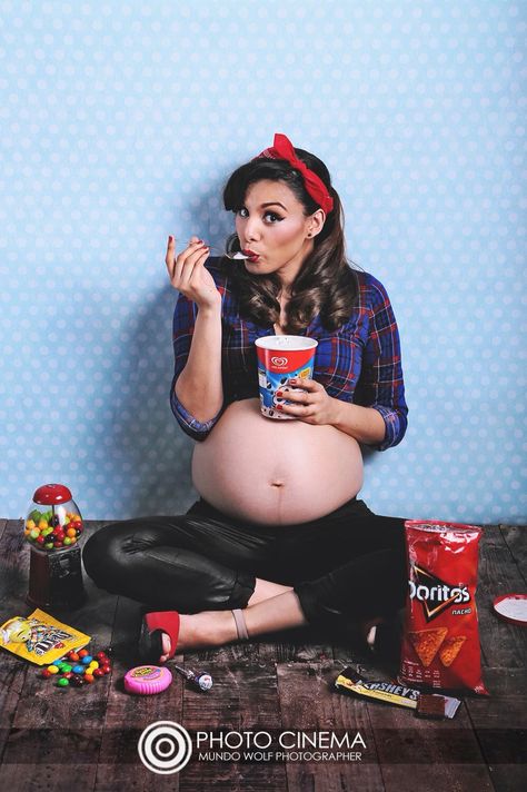 #photocinema #Maternity #PinUp Maternity Pin Up, Baby Gender Reveal Announcement, Maternity Photography Poses Pregnancy Pics, Couple Pregnancy Photoshoot, Baby Boy Pictures, Maternity Photography Poses, Fall Maternity, Maternity Poses, Photoshoot Themes