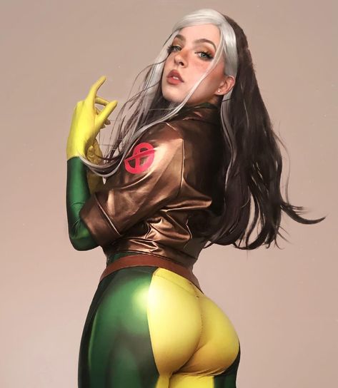 bri 🌙🦦 on Instagram: “Happy Saturday everybody! 🥰 I couldn’t help but share another Rogue selfie. I actually really loved the pics I took in her, the hair and…” Rogue Cosplay, Marvel Rogue, Comic Book Girl, Superhero Cosplay, Marvel Characters Art, Marvel Cosplay, Male Cosplay, Marvel Women, Best Cosplay