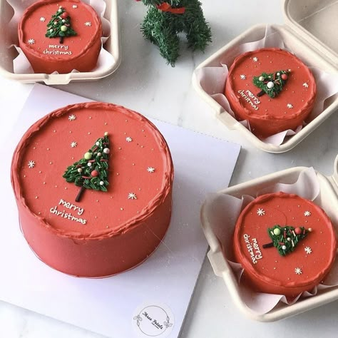 Jul Mad, Cakes Decorated, Christmas Cake Designs, New Year's Cake, Xmas Cake, Cake Decorating Ideas, Cake Decorating Designs, Pretty Birthday Cakes, Cute Birthday Cakes