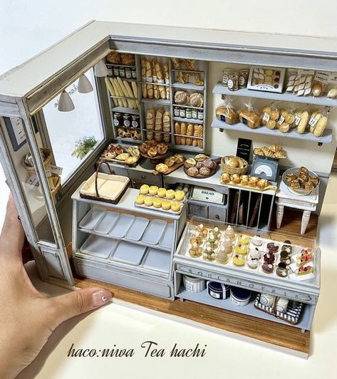 Miniature Dollhouse Kits, Bakery Diorama, Bloxburg Bakery, Mini Cafeteria, Miniature Store, Cercei Din Lut Polimeric, Miniature Cafe, Mini Bakery, Basement Ideas Bedroom