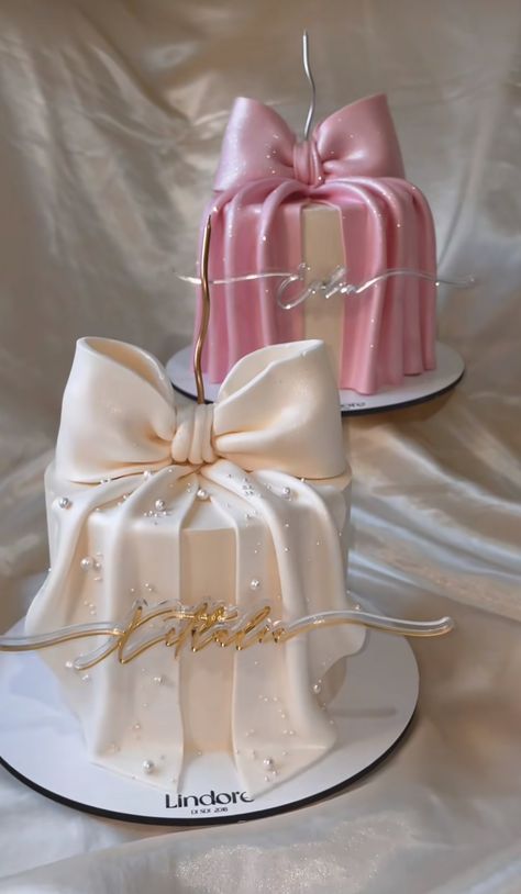 Cake Pearls Decoration, Classy Cake Ideas, Parisian Cake Ideas, Aesthetic Bow Cake, Birthday Cake 2 Floors, Cake With Bows On It, Glam Cake Ideas, Bows And Pearls Birthday Theme, Bow Cake Pops