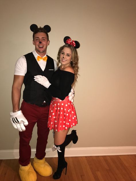 Costume Ideas For College, Minnie Mouse Halloween Costume, Halloween Costume Couple, Diy Fantasia, Halloween Couples Costume, Easy Couple Halloween Costumes, Meme Costume, Halloween Costumes Diy Couples, Cute Couples Costumes