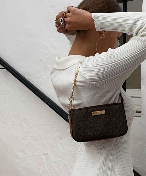 Mini Purse Outfit, Michael Kors Bag Outfit, Clutch Bag Outfit, Mini Bag Outfit, Mk Bags Michael Kors, Mk Shoulder Bag, Shoulder Bag Aesthetic, Michael Kors Handbags Crossbody, Shoulder Bag Outfit