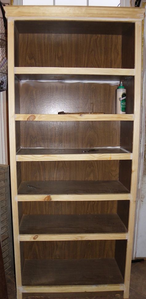 Cutomizing a Goodwill Bookcase into something that looks like custom woodwork! Decorating With Junk, Southwest Furniture, Bookcase Makeover, Painted Bookshelves, Old Bookcase, Furniture Flips, Wood Bookshelves, Bookshelves Diy, Decor Guide