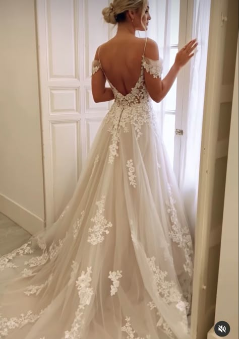 Lace Flowy Wedding Dress Boho, Open Back Flowy Wedding Dress, Simple Summer Wedding Dress Outdoor, Wedding Dresses Garden Outdoor, Flowey Wedding Dress, Wedding Dresses Flower Lace, Aline Flowy Wedding Dress, Elegant Garden Wedding Dress, A Line Wedding Dress V Neck