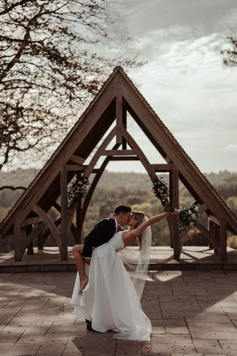 Different Wedding Photo Ideas, Photoshoot Wedding Ideas Photo Poses, Kiss And Dip Pose, Dip And Kiss Wedding, Staged Wedding Photos, Wedding Photos Holding Hands, Aisle Kiss Photo, Wedding Alter Kiss Pictures, Wedding Kiss Dip Photo