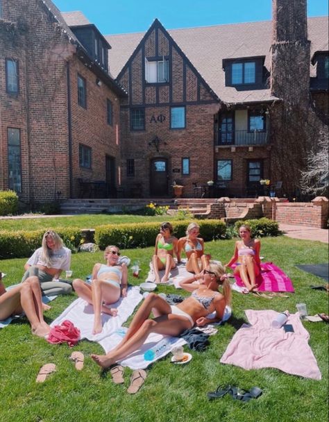 Sorority Sisters Aesthetic, Sority Girl Aesthetic, Soroity Girls Aesthetic, Sorority House Aesthetic, Sorority Girl Aesthetic, Hamptons Lifestyle, Sorority Aesthetic, Friends Goals, Foto Inspo