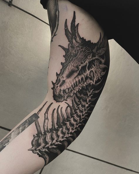 Dragon Skeleton Tattoo, Dead Dragon, Black Dragon Tattoo, Dragon Skeleton, Dragon Tattoo Meaning, Maching Tattoos, Tattoo Dark, Dragons Tattoo, Graphic Tattoo