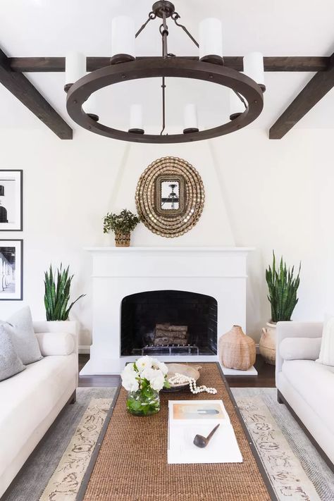 Amanda Barnes, Spanish Living Room, Spanish Style Decor, Spanish Revival Home, Spanish Home Decor, Spanish Decor, Modern Rustic Living Room, Mediterranean Interior, Plans Architecture