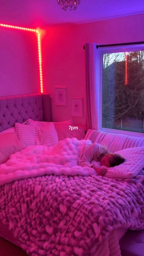 Chill Cozy Room, Room Ideas Chill, Pink Led Lights Bedroom, Pink Led Room, Room Ideas With Led Lights, Chill Room Ideas Bedrooms, Baddie Rooms, Chill Bedroom Vibes, Baddie Room Decor