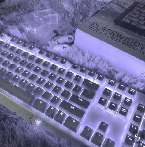 Girl Gamer Aesthetic, Gaming Keyboard Aesthetic, Aesthetic Setup, White Keyboard, Gamer Aesthetic, Girl Gamer, Computer Set, Gamer Setup, Gamer Room Decor