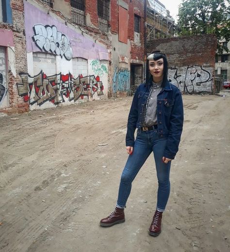 one dead cop on Instagram: “. . . . . . . . . .#bensherman #docmartens #drmartens #levis #piercing #skinheadstyle #oi #feathercut #skingirl #rudegirl #skinbyrd…” Chelsea Haircut, Oi Punk, Chelsea Cut, Skinhead Fashion, Skinhead Girl, Rude Girl, Style Aesthetics, Mod Fashion, Music Fashion