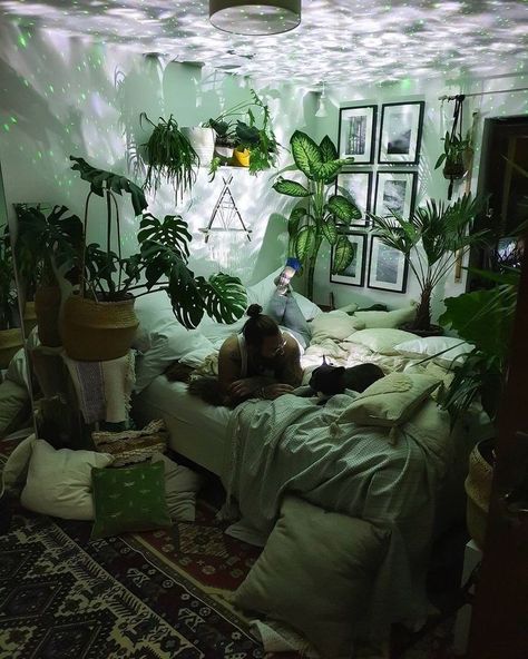 Slytherin Room, Boho Plants, Redecorate Bedroom, Cozy Room Decor, Aesthetic Rooms, Pretty Room, Dreamy Room, Christmas Room, Dream Room Inspiration