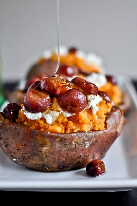 DUDE WHAT - Roasted Grape, Goat Cheese + Honey Stuffed Sweet Potatoes I howsweeteats.com Goat Cheese Honey, Honey Ricotta, Roasted Grapes, Stuffed Sweet Potatoes, Honey Roasted, Think Food, Baked Potatoes, Sweet Potatoes, Goat Cheese