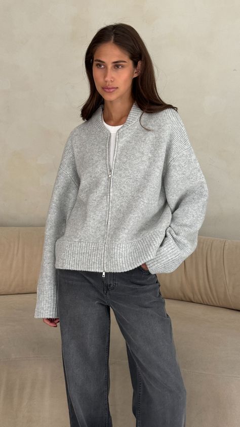 ZOEY ZIP CARDIGAN - SILVER GREY Transition Season Outfits Summer To Fall, Knitwear Cardigan Outfit, Grey Zip Up Sweater Outfit, Scandi Going Out Style, Fall Outfit For School, Grey Sweater Outfit Aesthetic, Grey Cardigan Outfit Work, Autumn Style 2024, Zip Up Cardigan Outfit