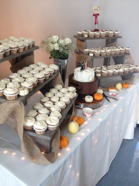 Fall cupcake wedding DIY ladder display Diy Wedding Cake Table, Diy Wedding Cupcakes, Wedding Cupcake Display, Wedding Table Display, Deco Buffet, Cupcake Stand Wedding, Wedding Cake Display, Fall Cupcakes, Diy Wedding Cake