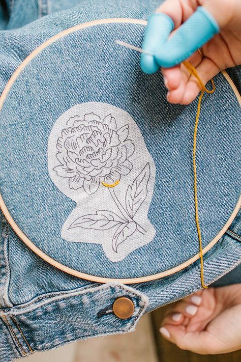 hand embroidered denim DIY Hand Embroidered Denim, Diy Embroidery Shirt, Haine Diy, Pola Bordir, Diy Broderie, Pola Sulam, Diy Tags, Denim Diy, 자수 디자인