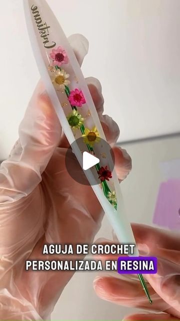 Resina Epoxi Ideas, Resin Pen, Gelli Printing, Manualidades Diy, Resin Crafts, Amigurumi, Pen, On Instagram