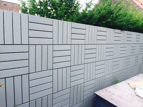 This is the hack my brother Johan. He mounted the tiles with screws directly on the concrete wall to create a IKEA RUNNEN wall fence. Ikea Runnen, Ikea Garden, Ikea Outdoor, Hacks Ikea, Wall Fence, Ikea Design, Concrete Fence, Deck Tiles, Deck Tile