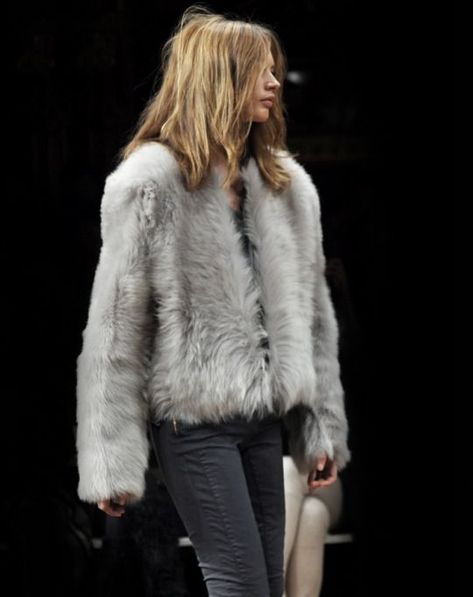 How To Wear a Fur Coat (Without Looking Over The Top) – Closetful of Clothes Grey Fur Jacket, Fur Coat Outfit, Grey Fur Coat, Grey Fur, Winter Chic, Coat Outfit, Winter Style, Fur Jacket, Fashion Street