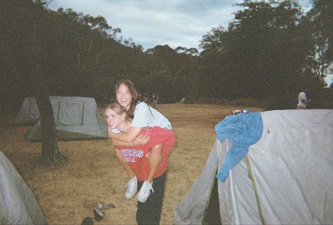 Fall Camping Aesthetic, Camping With Friends Aesthetic, Camping Aesthetic Friends, American Summer Camp, Summer Camp Aesthetic, Summer Camp Counselor, Camping Pics, Friends School, Music Cover Photos