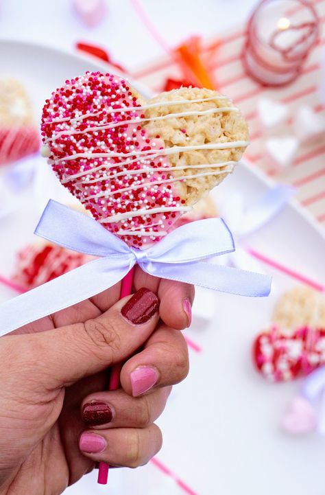 Rice Krispie Treat Pops, Valentines Party Food, Valentines Recipes Desserts, Valentines Snacks, Valentines Baking, Valentine Desserts, Valentines Day Desserts, Valentines Day Food, Just Eat