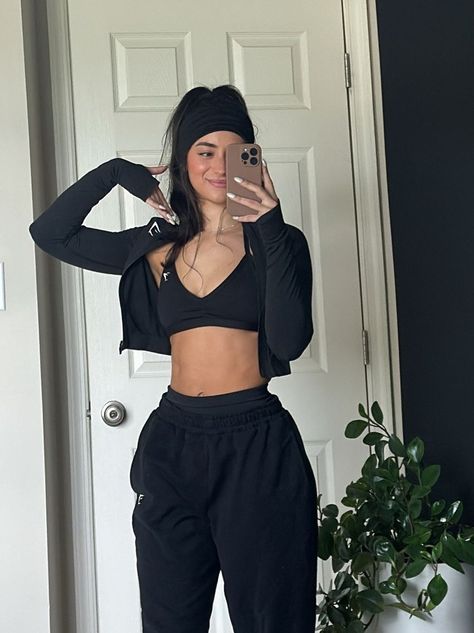 Black Sweatpants Gym Outfit, Dark Gym Outfit, Workout Outfits Joggers, Workout Asethic Women, Sweat Pants Gym Outfits, Gym Fit Inspo Winter, Gym Fits Sweatpants, Black Workout Outfit Aesthetic, Gym Outfit Gymshark