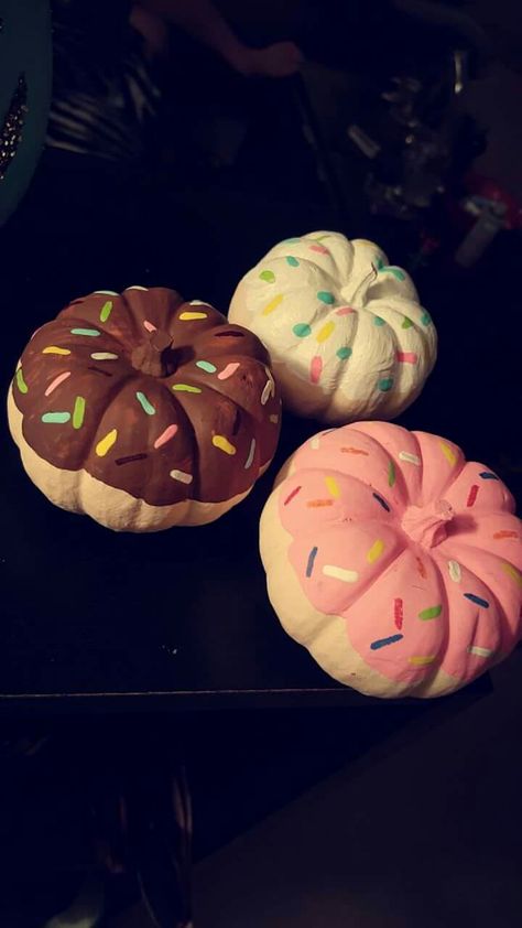 Pumpkin Painting Doughnut, Pumpkin Donut Painting, Pumpkin Painting Donut, Diy Donut Decor, Pumpkin Painting Ideas Starbucks, Donut Painted Pumpkin, Pumpkin Painting Ideas Donut, Donut Pumpkin Painted, Donut Pumpkin Painting