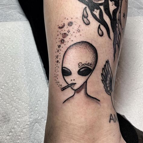 Ghost Guy on Instagram: “@lilmayo @thunderbirdtattoola come see me at @musink_tatfest this weekend.  #alientattoo #ufo #alienmeme #alien👽” Alien Tattoo Ideas, Aliens Meme, Alien Tattoo, Come See Me, Women Ideas, Matching Tattoo, Head Tattoos, Sleeve Tattoos For Women, Come And See