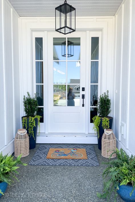 Modern Farmhouse Style Kitchen, Exterior Door Styles, Exterior Door Hardware, White Front Door, Front Door Styles, Farmhouse Front Door, Doors Exterior, Front Door Handles, House Front Door