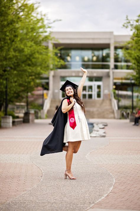 Umkc Graduation, Graduation Pictures Poses, Graduation Pictures Outfits, Graduation Pose, College Grad Pictures, College Photo, Photography Graduation, Nate Robinson, Nursing Graduation Pictures