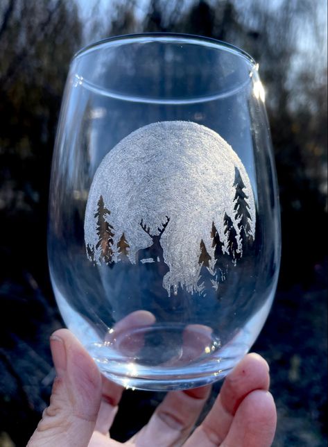 Glass Bottle Etching, Christmas Etching Ideas, Christmas Glass Etching Ideas, Engraving Glass Ideas, Christmas Etched Glass Ideas, Etched Glass Cups, Glass Laser Engraving Ideas, Engraved Glass Ideas, Vinyl On Glassware