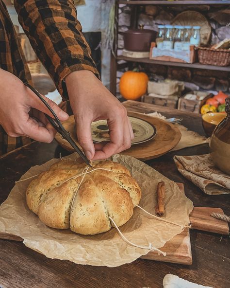 🧺🍂 Cottagecore Baking: Pumpkin-Shaped Bread Loaf There’s nothing quite like the aroma of freshly baked bread filling the kitchen. Watch the video on my channel and find the recipe in my blog. With love, Indoora #veganrecipes #cozyrecipes #cottagecore #cottagecoreaesthetic #cottagecorebaking #cozyhome #cozyvibes #autumn #cottagestyle Cottage Core Baking, Kitchen Watch, Cottagecore Baking, Baking Pumpkin, Shaped Bread, Freshly Baked Bread, Bread Loaf, Baked Bread, Cozy Meals