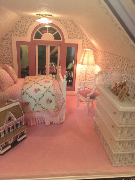 . Bloxburg Dollhouse, Coquette House, Tiny Objects, Dollhouse Interiors, Mini People, Diy Barbie House, Diy House Plans, Mini Doll House, Dollhouse Projects