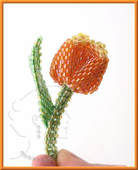 Instant Download Tiny Tulip Pin / Brooch Beading by SamohtaC Bead Tulip, Beads Stitch, Seed Bead Bracelets Diy, Bead Tree, Bead Tips, French Beaded Flowers, Bead Flower, Beaded Necklace Patterns, Bead Loom Pattern